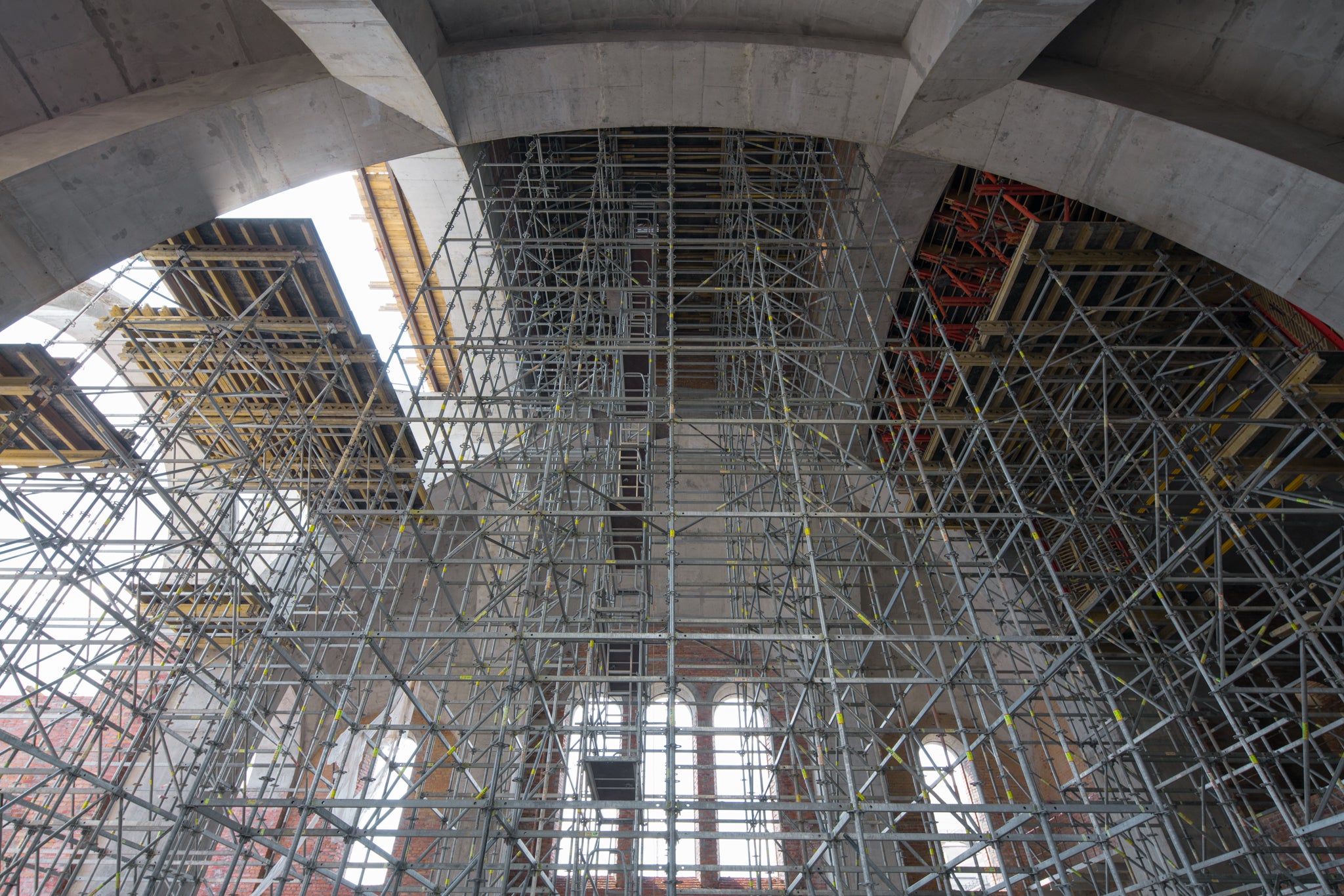 Риштування під центральним та бічними склепіннями храму