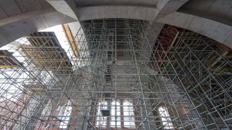 Риштування під центральним та бічними склепіннями храму