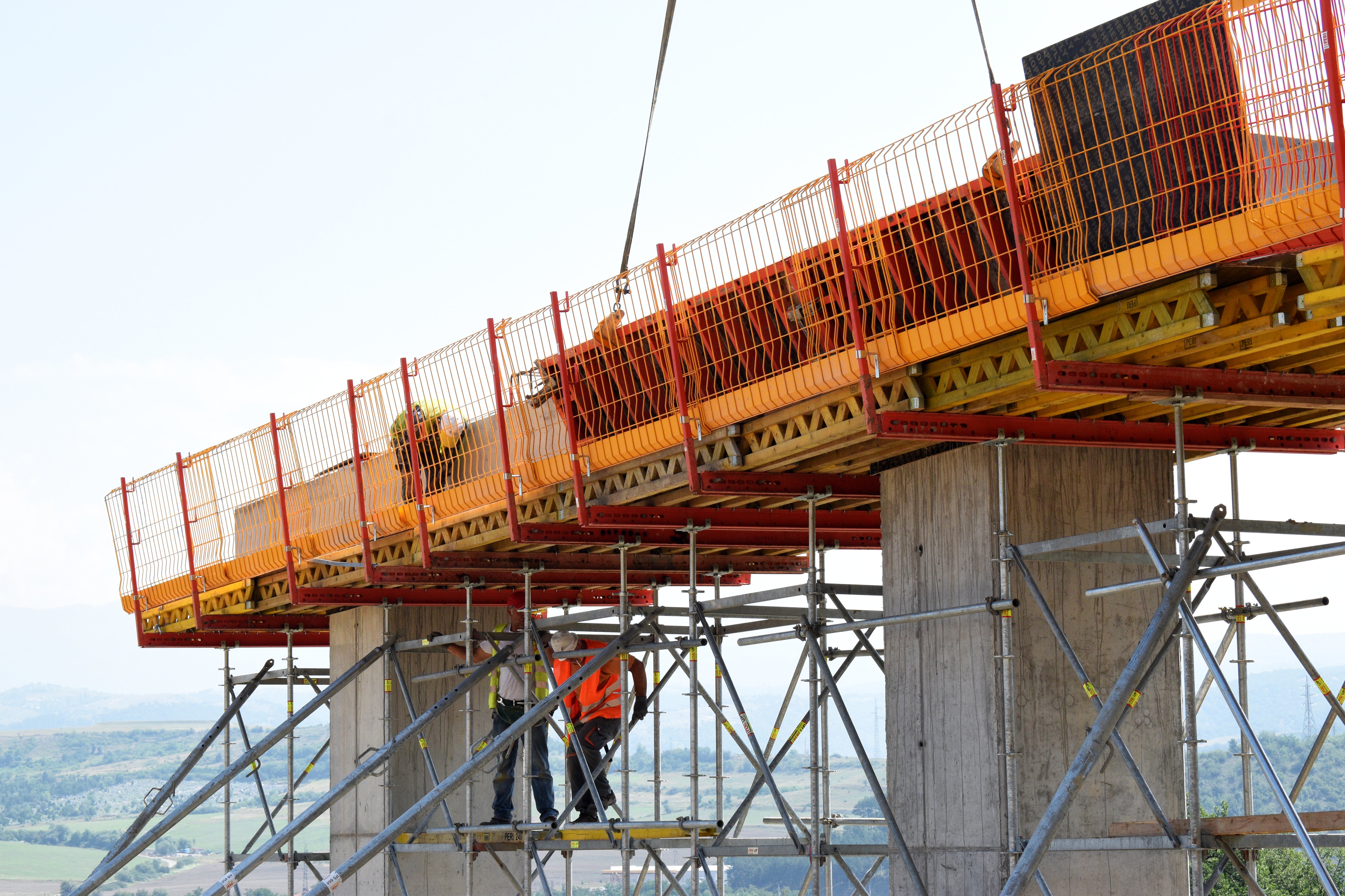 Дънен кофраж за ригел върху подпорно скеле. Оформяняне на безопасна работна среда с PROKIT.