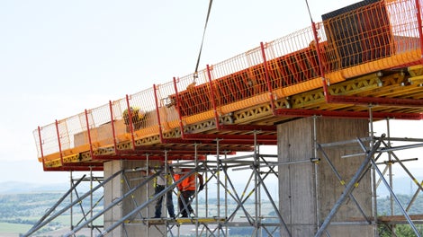 Дънен кофраж за ригел върху подпорно скеле. Оформяняне на безопасна работна среда с PROKIT.