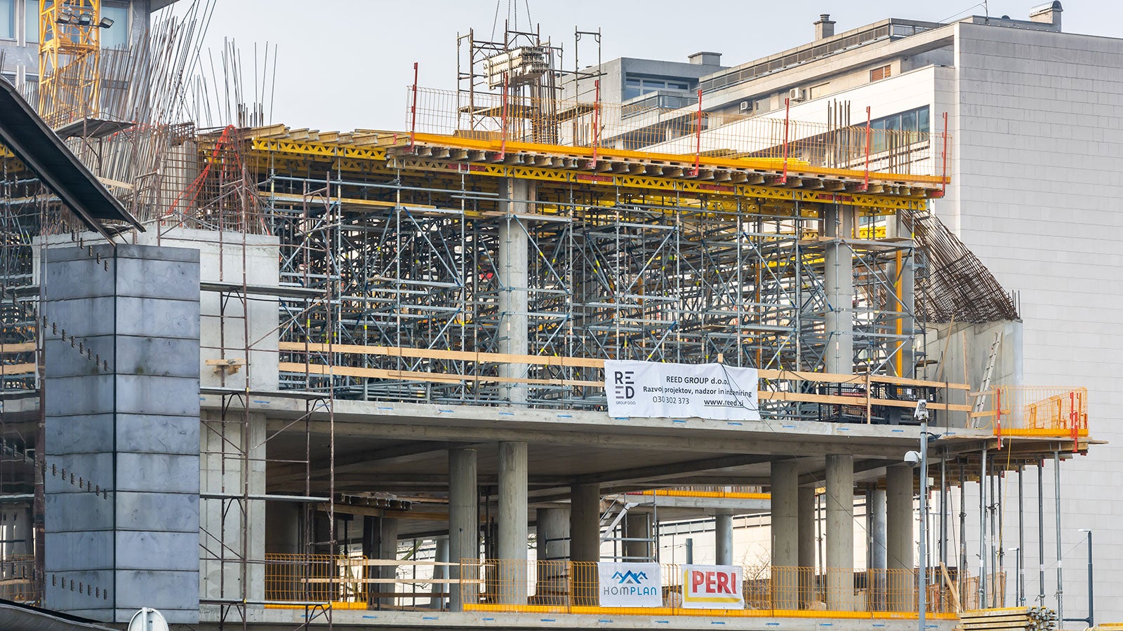 Za podupiranje kose ploče iznad 3. etaže sjevernog dijela zgrade koristili su se tornjevi PERI UP Flex.