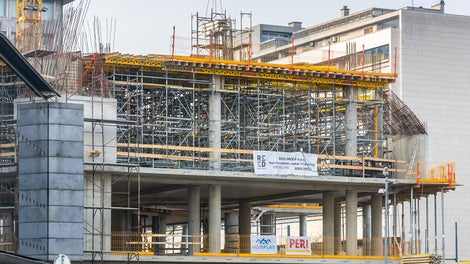 Za podupiranje kose ploče iznad 3. etaže sjevernog dijela zgrade koristili su se tornjevi PERI UP Flex.