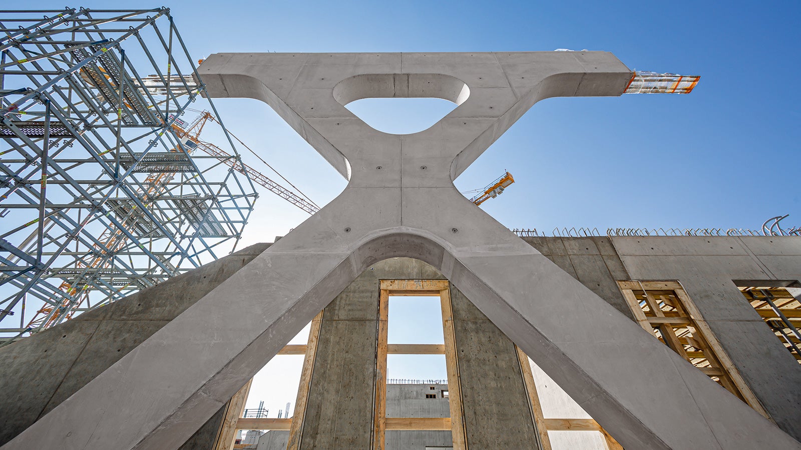 Das geometrisch äußerst anspruchsvolle Betonfachwerk mit den verschachtelt angeordneten Schrägstreben war in hoher Sichtbetonqualität auszuführen.