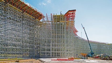 The PERI UP supporting structure could be optimally adapted to suit the geometry of the structure due to the modular assembly and metric grid dimensions.