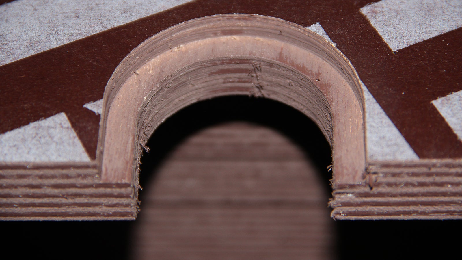 Фрезеровка отверстий под втулки с помощью форматно-раскроечного центра ЧПУ. Такой метод дает точное соединение, минимальные зазоры при стыковке и меньший расход герметика в итоге.