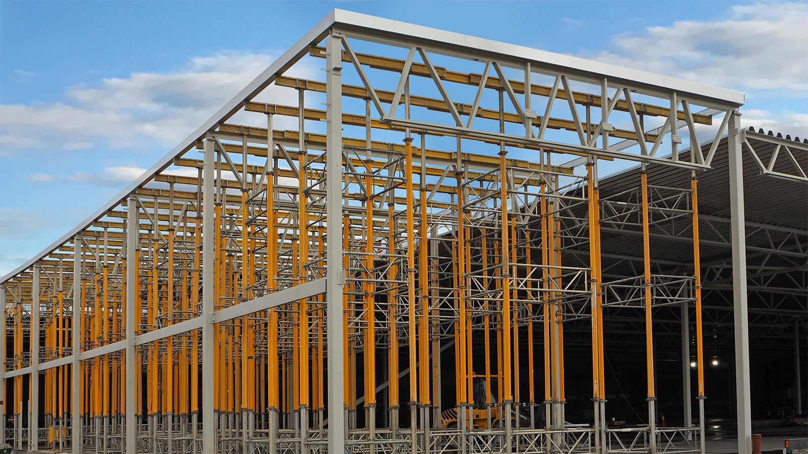 MULTIPROP stämptorn används som understödning vid tillbyggnad av Eurostop i Halmstad.