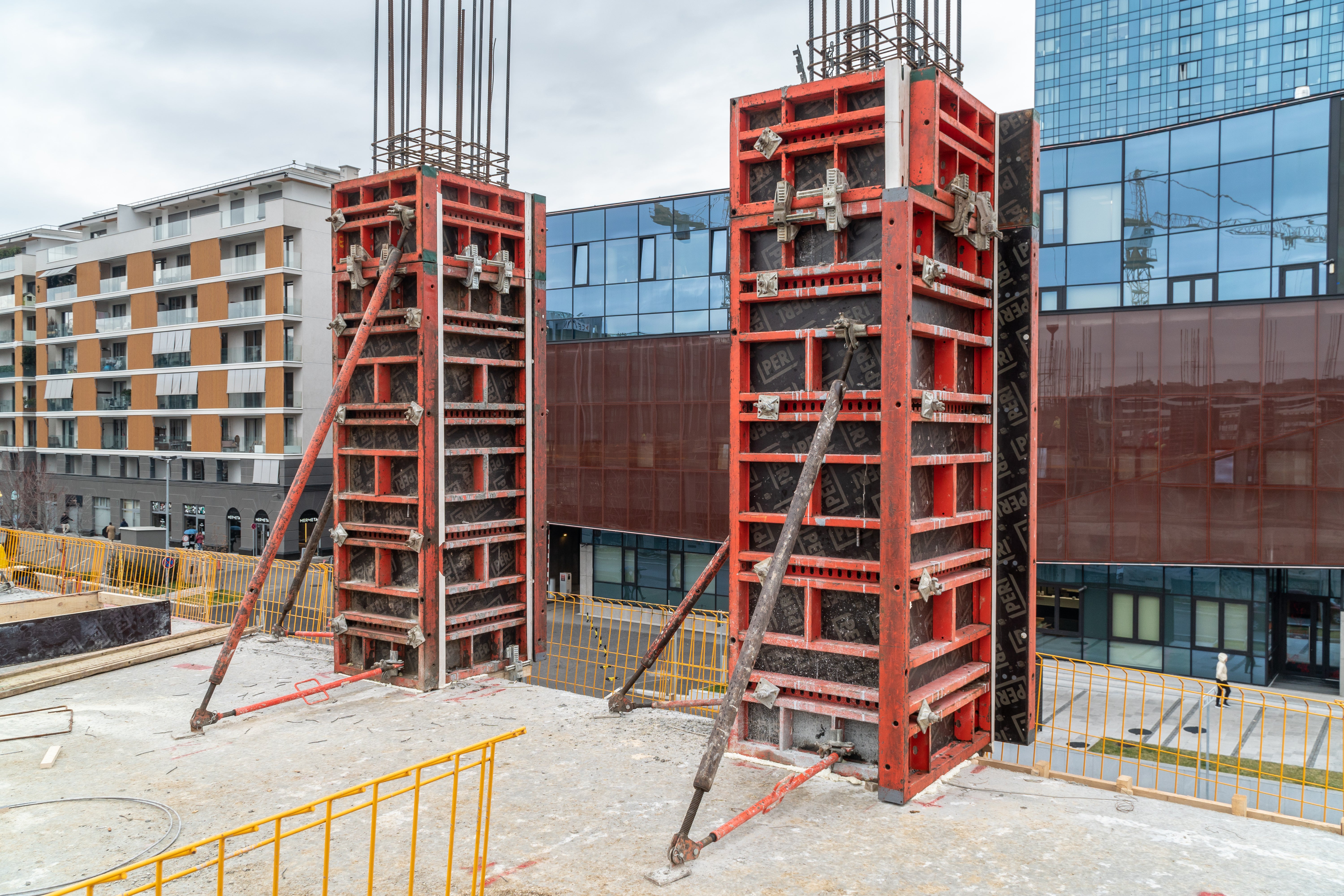 Jednostavna realizacija stubova pomoću 90 cm širokih TRIO elemenata stubne oplate