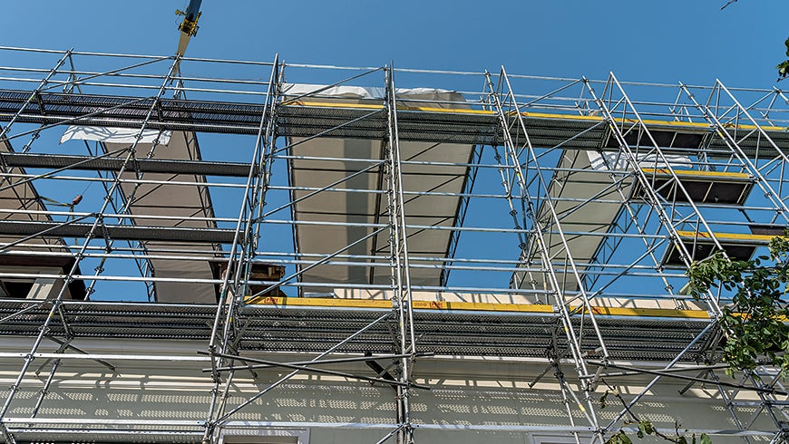 Zajištění tuhosti a stability nosné konstrukce lešení za římsou pomocí příhradových nosníků ULA.
