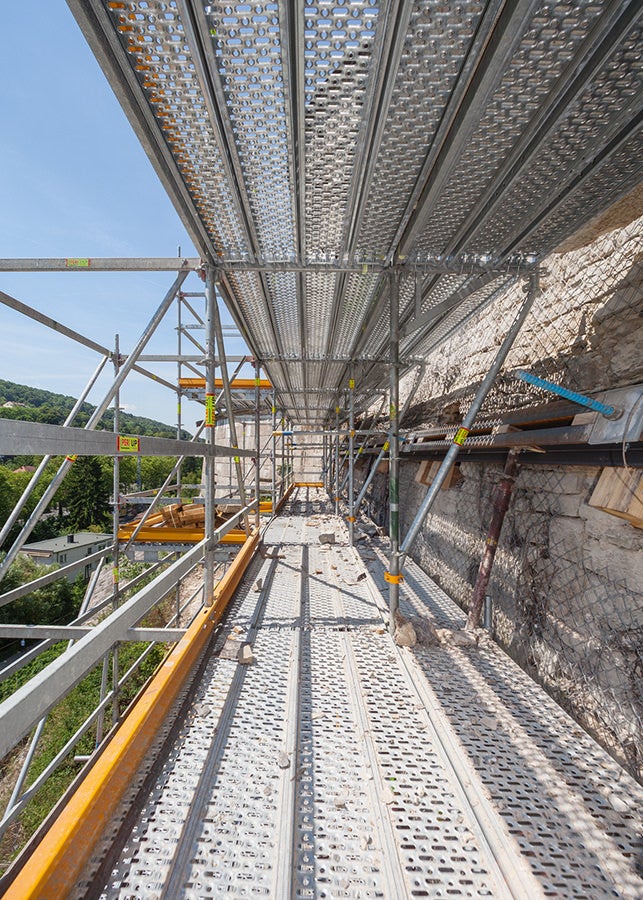 Das PERI UP Gerüst war perfekt an die zu stabilisierende Festungsmauer angepasst und bot insbesondere beim Setzen der Felsanker ausreichenden Arbeitsraum.