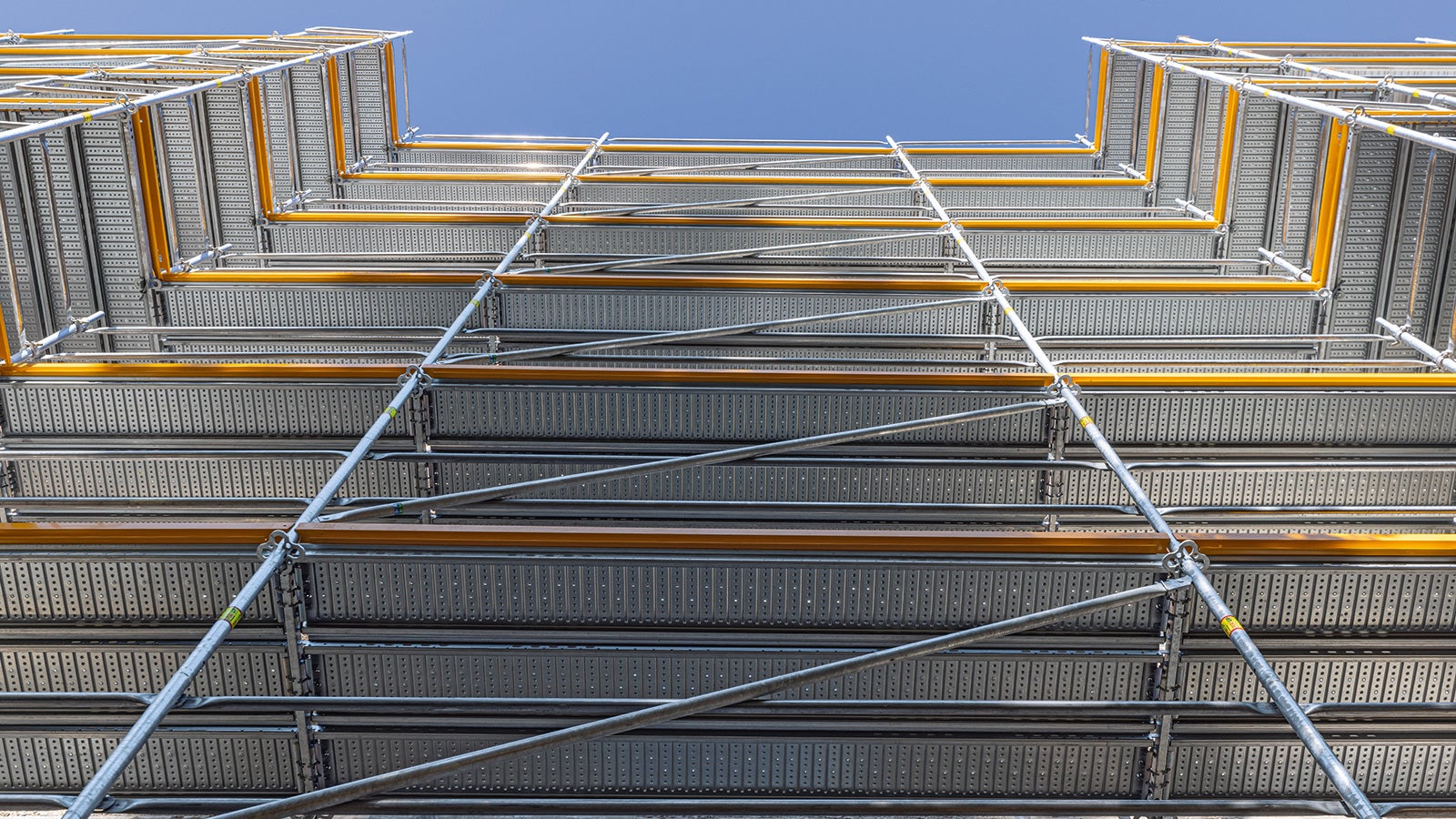 Eckausbildungen und Wandversätze wurden „im System“ gelöst, also mit Systembauteilen und geringem Werkzeugeinsatz anstatt zeitaufwendiger Kupplungsverbindungen.