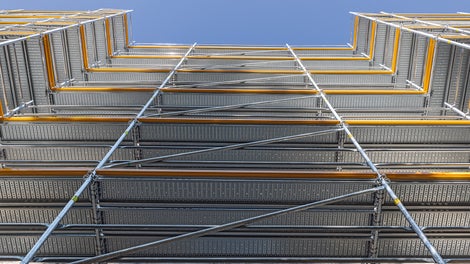 Eckausbildungen und Wandversätze wurden „im System“ gelöst, also mit Systembauteilen und geringem Werkzeugeinsatz anstatt zeitaufwendiger Kupplungsverbindungen.