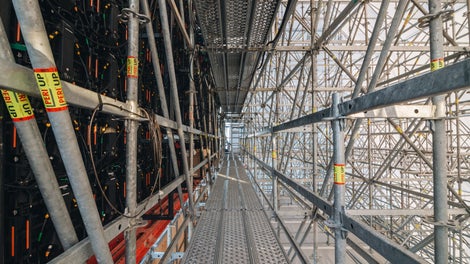 Принцип крепления медиа-фасада к лесам PERI UP Flex разрабатывался совместно с клиентом. Полученное решение в итоге позволило равномерно передавать на леса PERI UP Flex как вертикальные нагрузки от веса экрана, так и горизонтальные нагрузки от воздействия ветра на поверхность экрана.