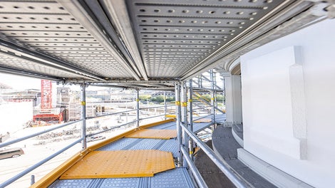 Easily recognisable yellow cover plates at the bends make it possible to walk without tripping. Internal and external guardrails mounted in advance protect users and scaffolders from fall hazards without the need for additional assembly work. 