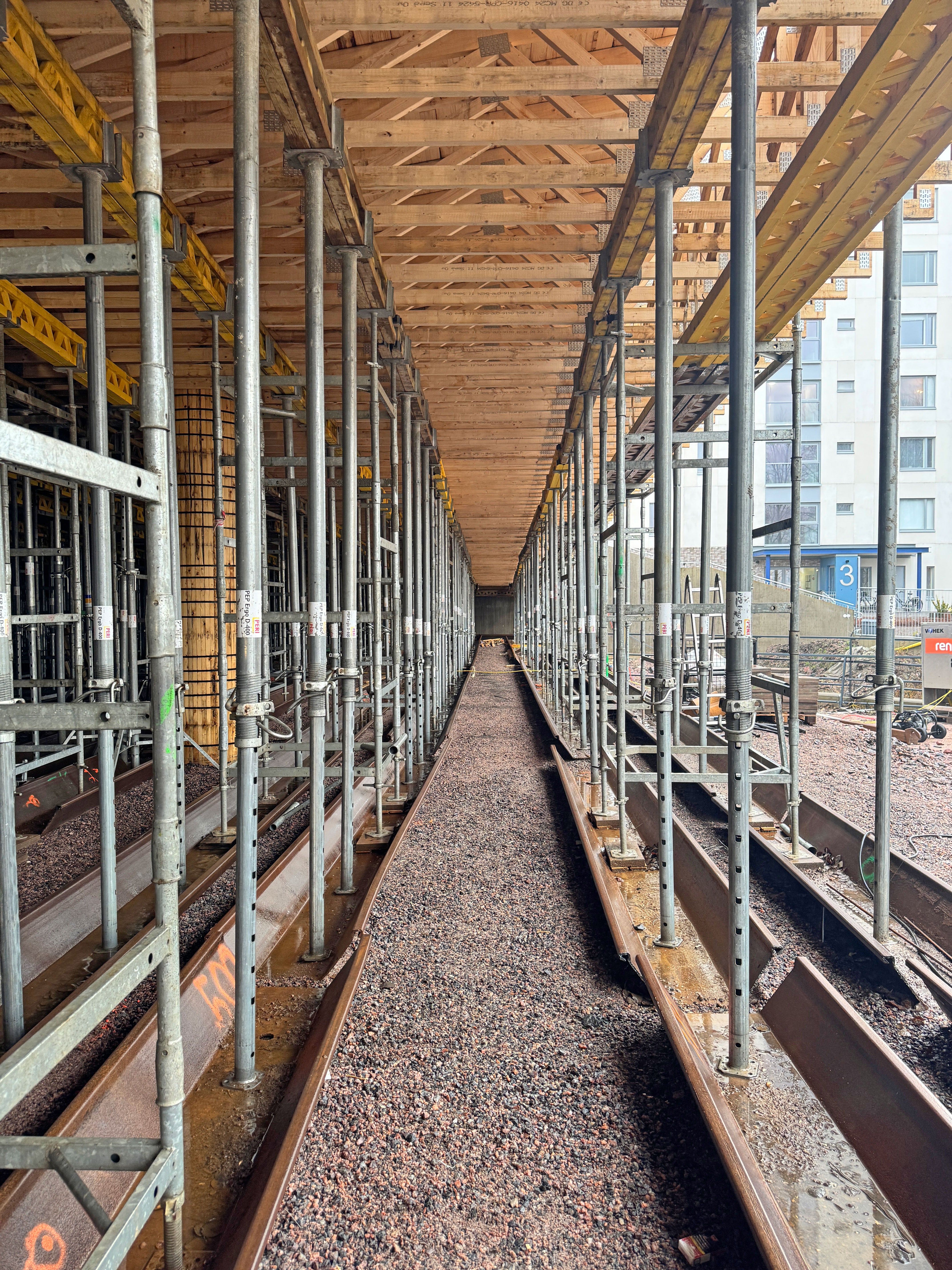 Sillan tuennassa on käytössä mm. PEP Ergo -holvituet ja GT 24 -palkit, jotka takaavat rakenteen turvallisuuden ja kestävyyden.