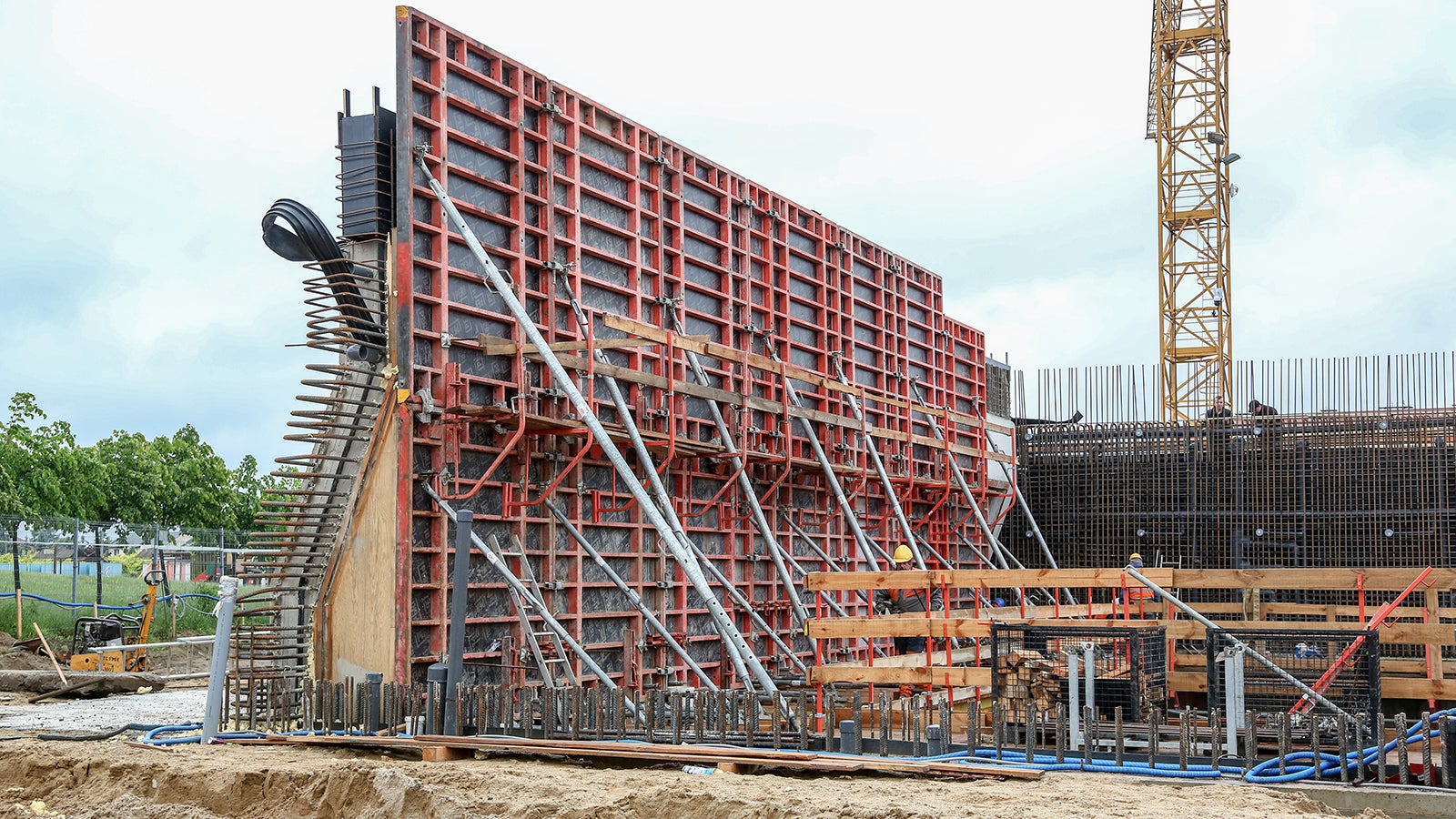 Pierwomontowane deskowanie ściany pochyłej w niecce basenowej.