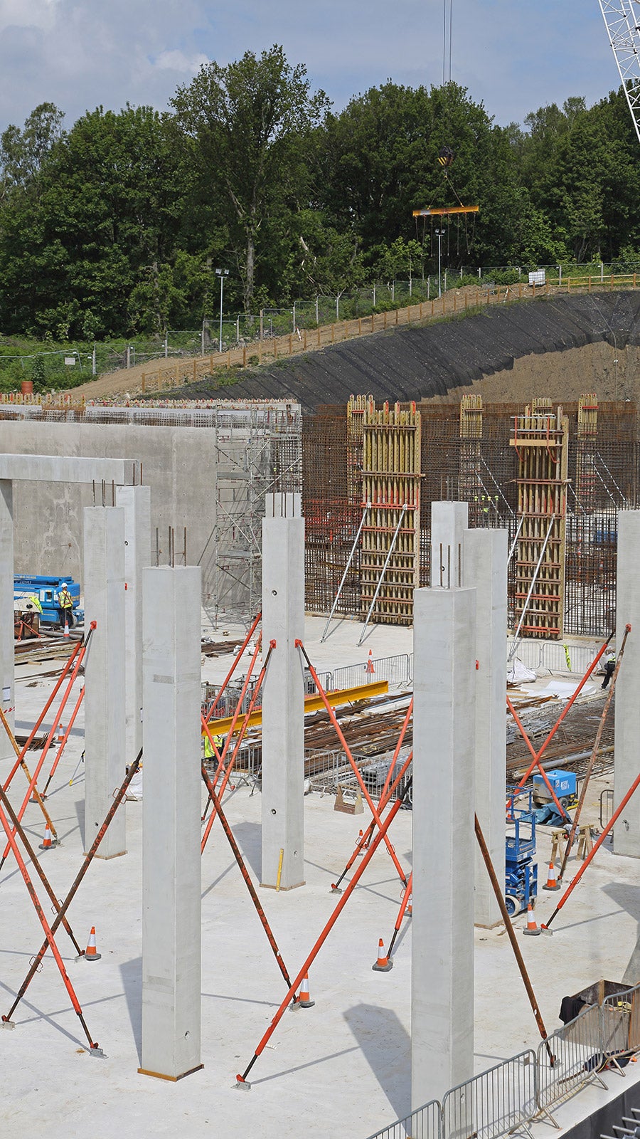 Pre-cast columns being supported by RS Heavy Duty Push Pull Props