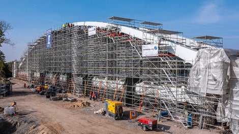 Nach Fertigstellung wird die Hauptbrücke in Form einer 185 m langen Stahl- und Carbonkonstruktion über Hilfspfeiler in die endgültige Position eingeschoben.