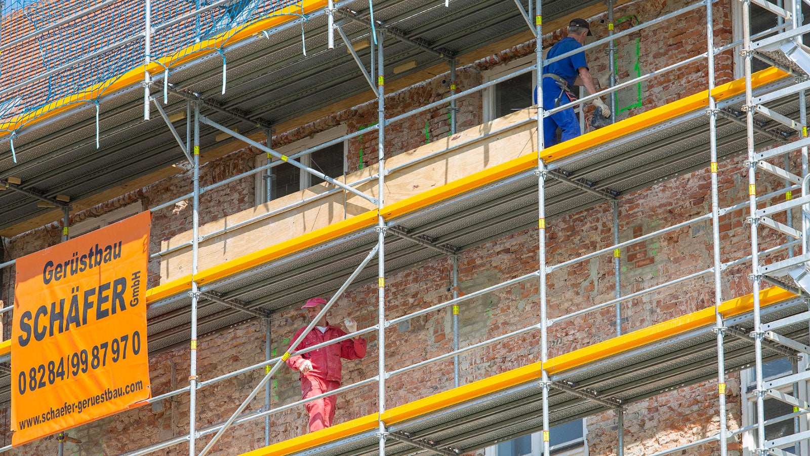 Sichere Gerüstmontage mit systemintegriertem, vorlaufendem Geländer 