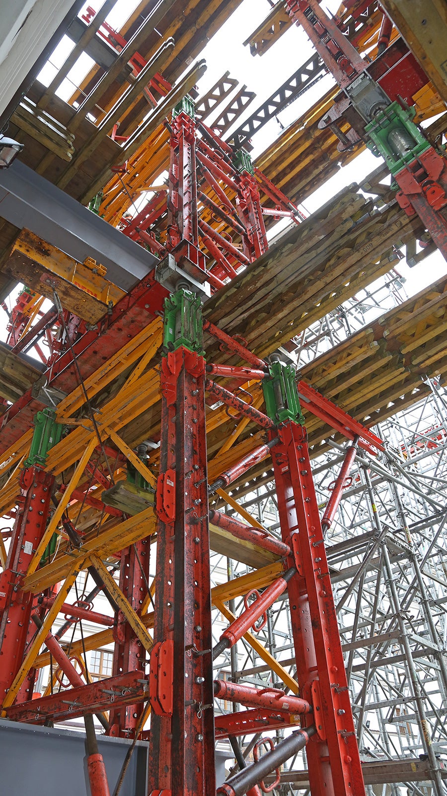 Zabezpieczenie miejsca katastrofy w Zamku Książąt Pomorskich - detal rozwiązania podparcia wieżami wysokonośnymi PERI VST