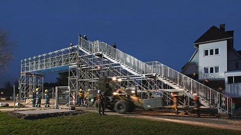 Über den südlichen, bereits fertig montierten Treppenzugang ließen sich noch während der Straßensperrung die Stahlbeläge für den Fußgängersteg ergänzen.