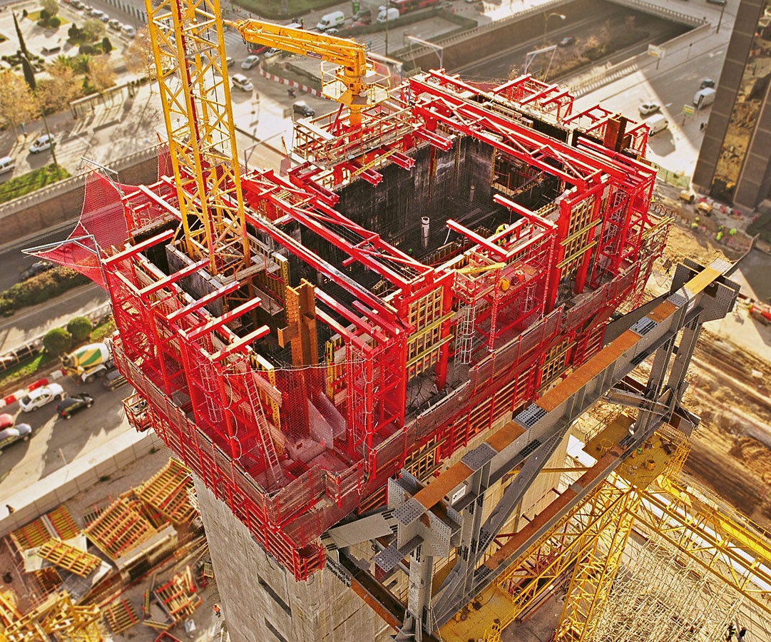 While planning the use of the self-climbing formwork for the reinforced concrete cores of the Torre Caja Madrid, PERI engineers also took into consideration the site crane which was positioned in the core.