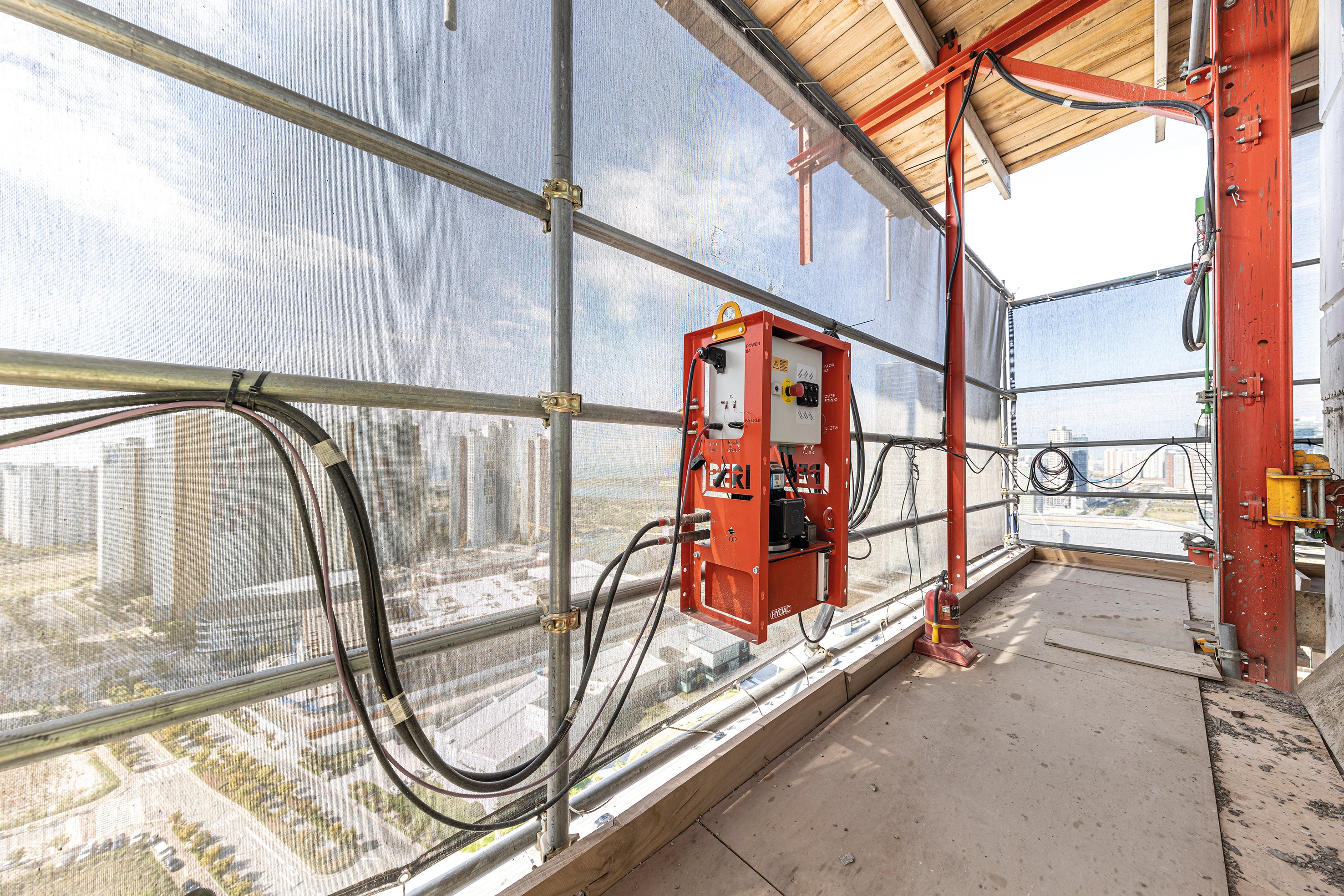 Avec le système de hissage sur rails RCS MAX, PERI présente un point fort dans le domaine de la technologie de hissage. La nouvelle unité hydraulique RCS MAX ainsi que les nouveaux rails d'entraînement RCS MAX permettent un hissage simultané de toutes les plates-formes vers le haut et augmentent considérablement la sécurité sur le site de construction grâce à l'hydraulique décentralisée. 