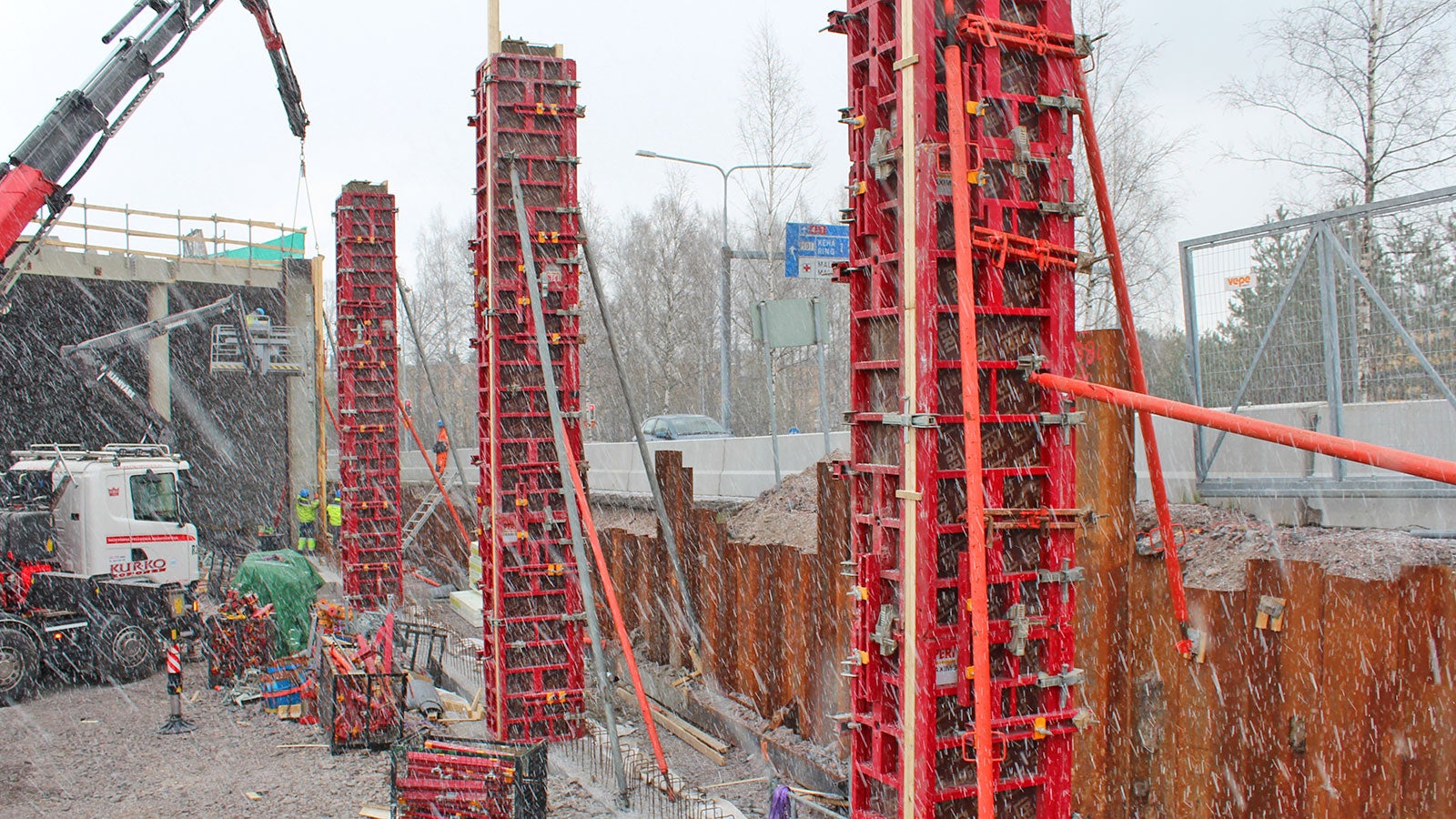 Suomen ilmasto yllätti vaihtelevuudellaan vielä toukokuun puolessa välissä: Lumikuurot eivät olleet pitkiä, mutta sitäkin sankempia. MAXIMO-järjestelmällä valetut pilarit odottavat muotin purkua lumisateen keskellä.