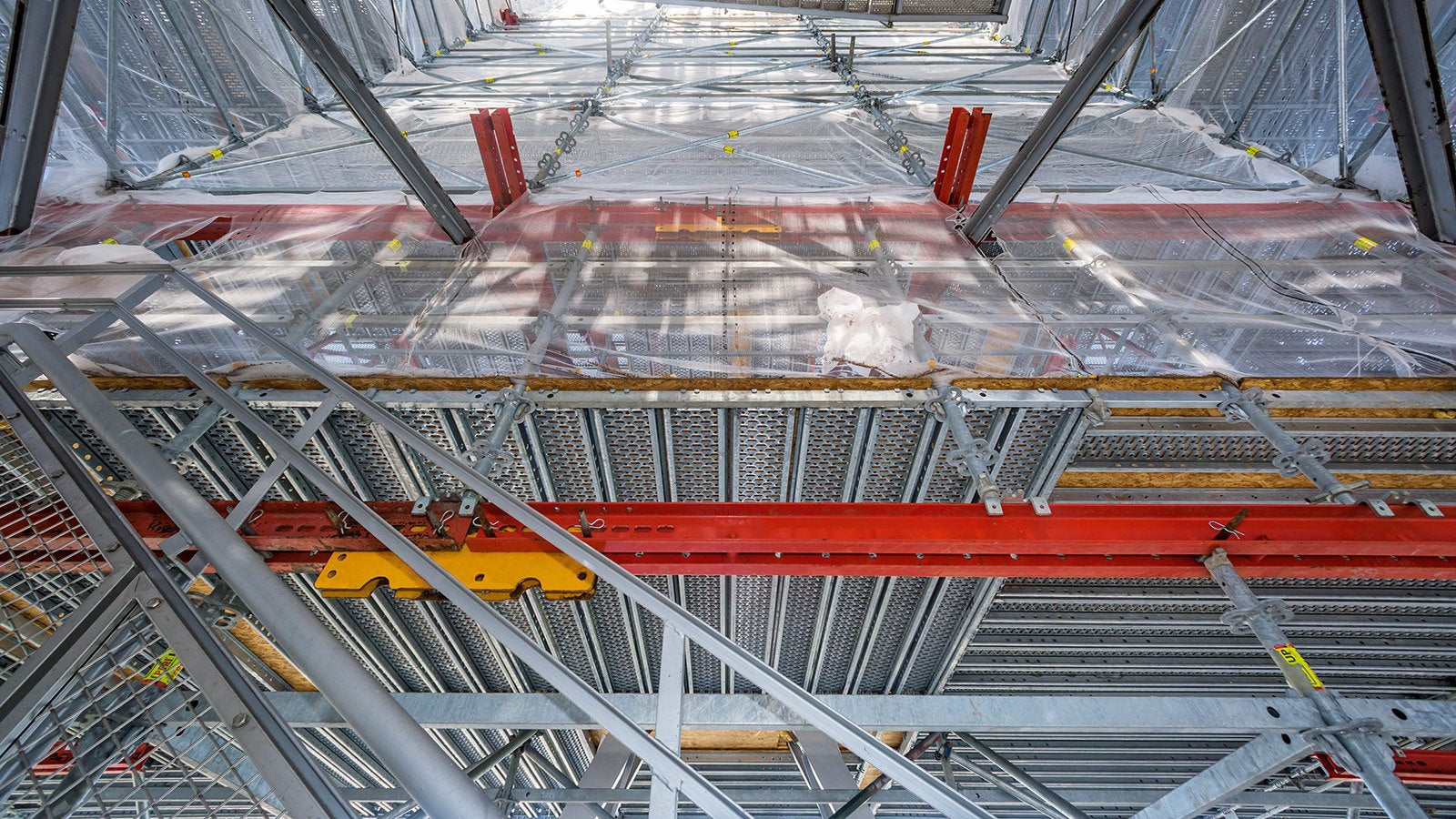 Die PERI Gerüstlösung zur Einrüstung der komplexen Fachwerkkonstruktion basierte auf PERI UP Flex und VARIOKIT – zwei modularen, miteinander kombinierbaren Systemen.