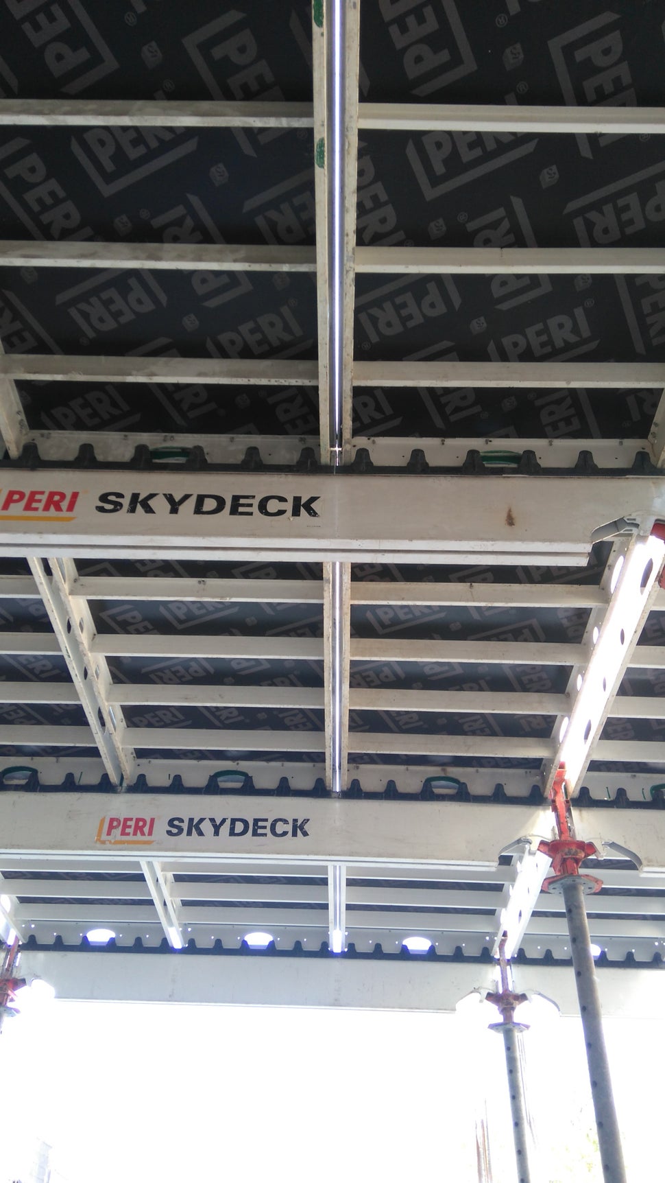 Изграждане на жилищна сграда в ж.к. &quot;Изток&quot; - Приложение на иновативния панелен кофраж SKYDECK за пръв път в България