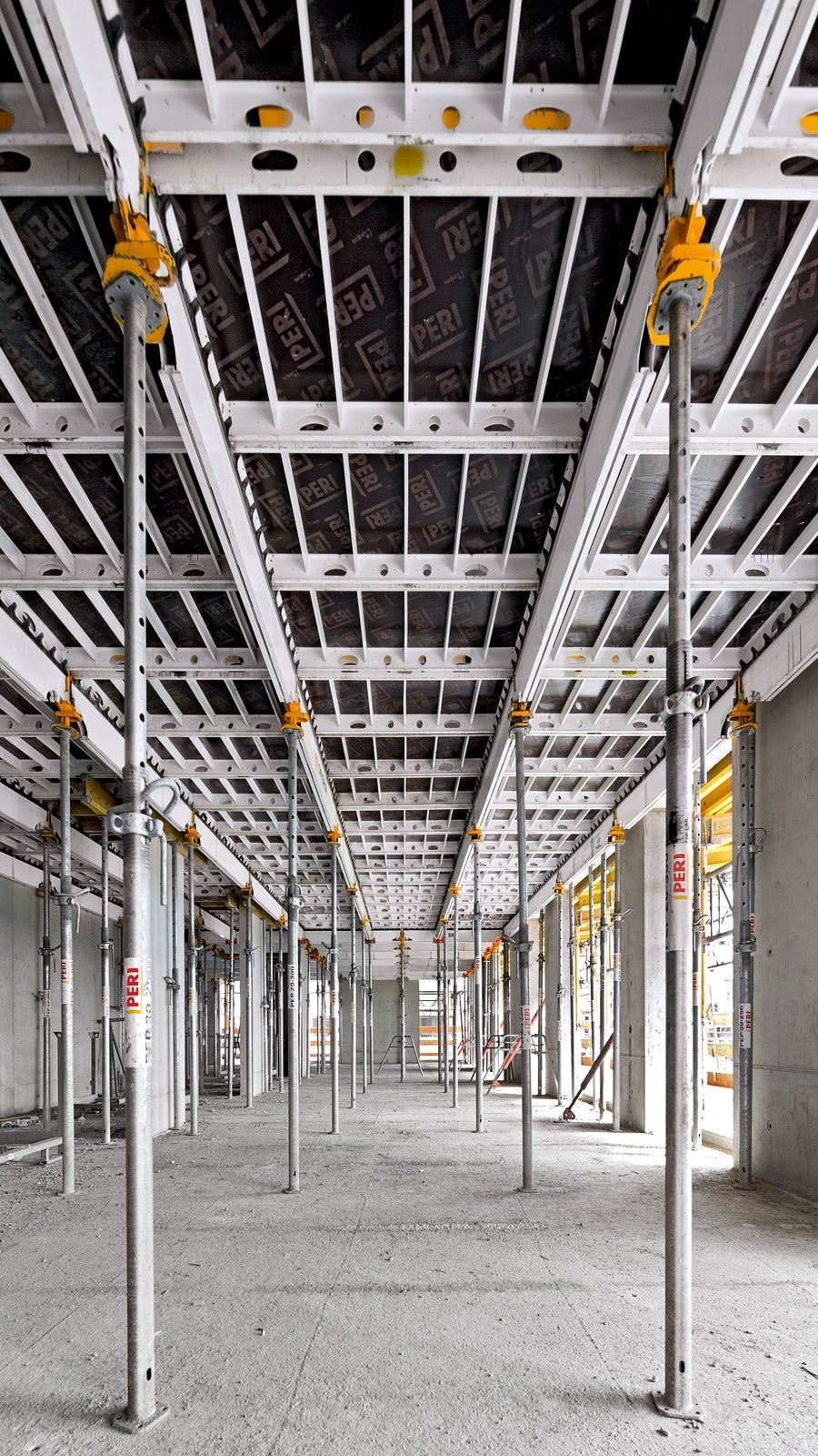 The SKYDECK construction with lightweight main beams and panels provides a systematic assembly sequence and creates space under the formwork.