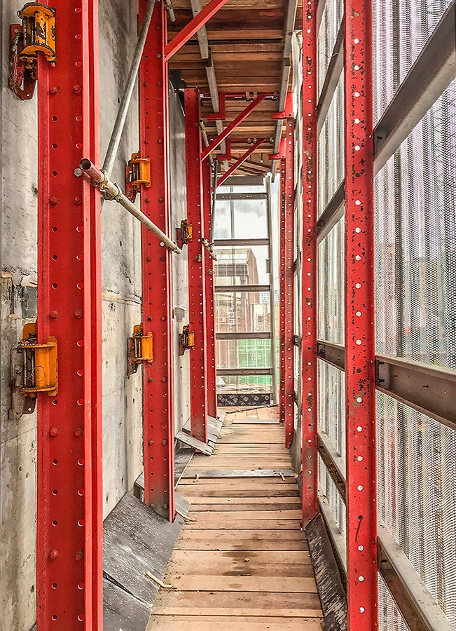 On-site workers are able to carry out stripping work of the internal wallform with the specially designed suspended platform to provide access for patching of the wall surface and removing of the RCS anchor shoes.