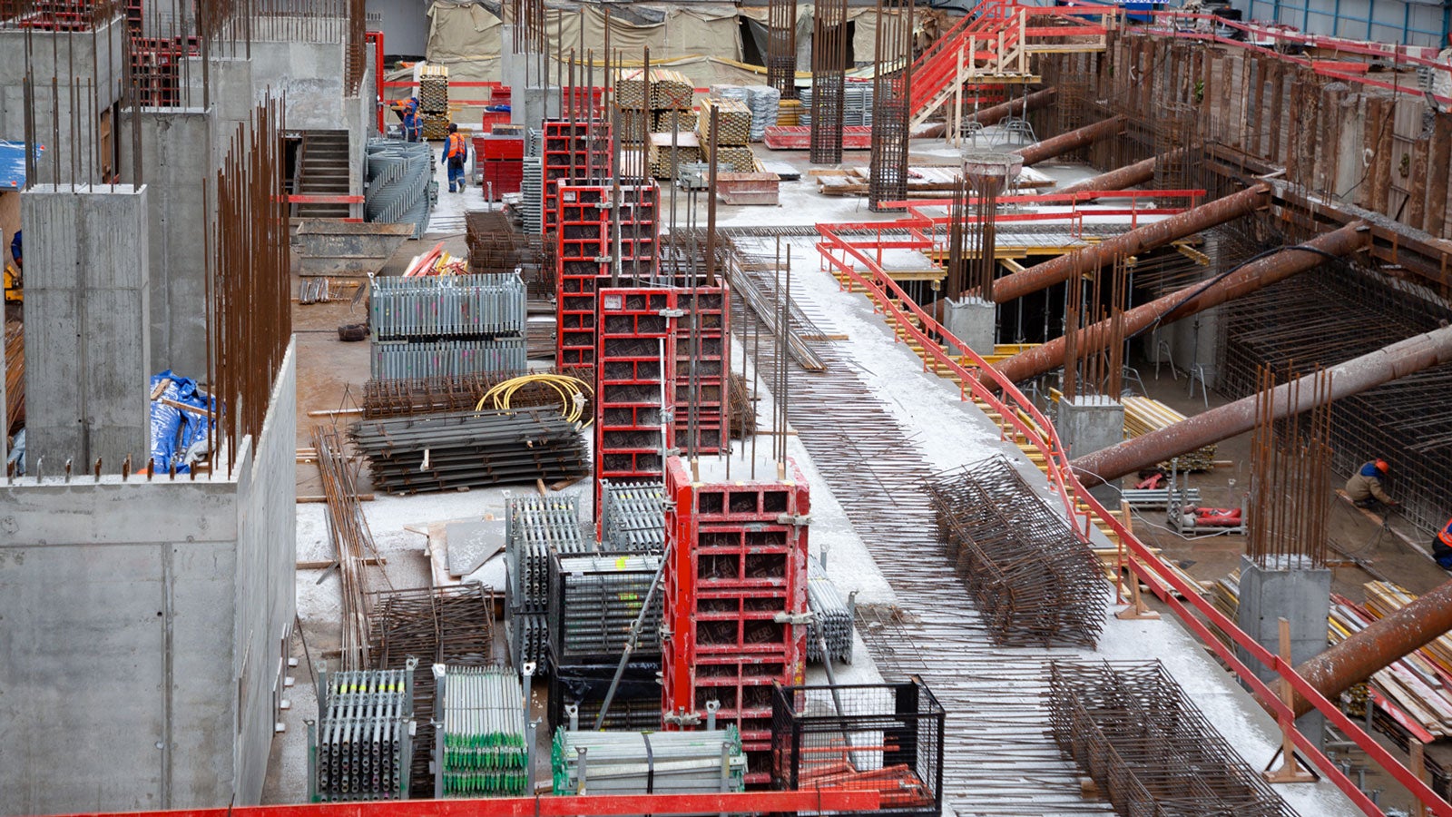 Торцевые отверстия есть в каждом типовом щите. Любой сложный конструктив, ответвления стен и углы можно опалубить с минимальным использованием бруса и дорогой оснастки. 