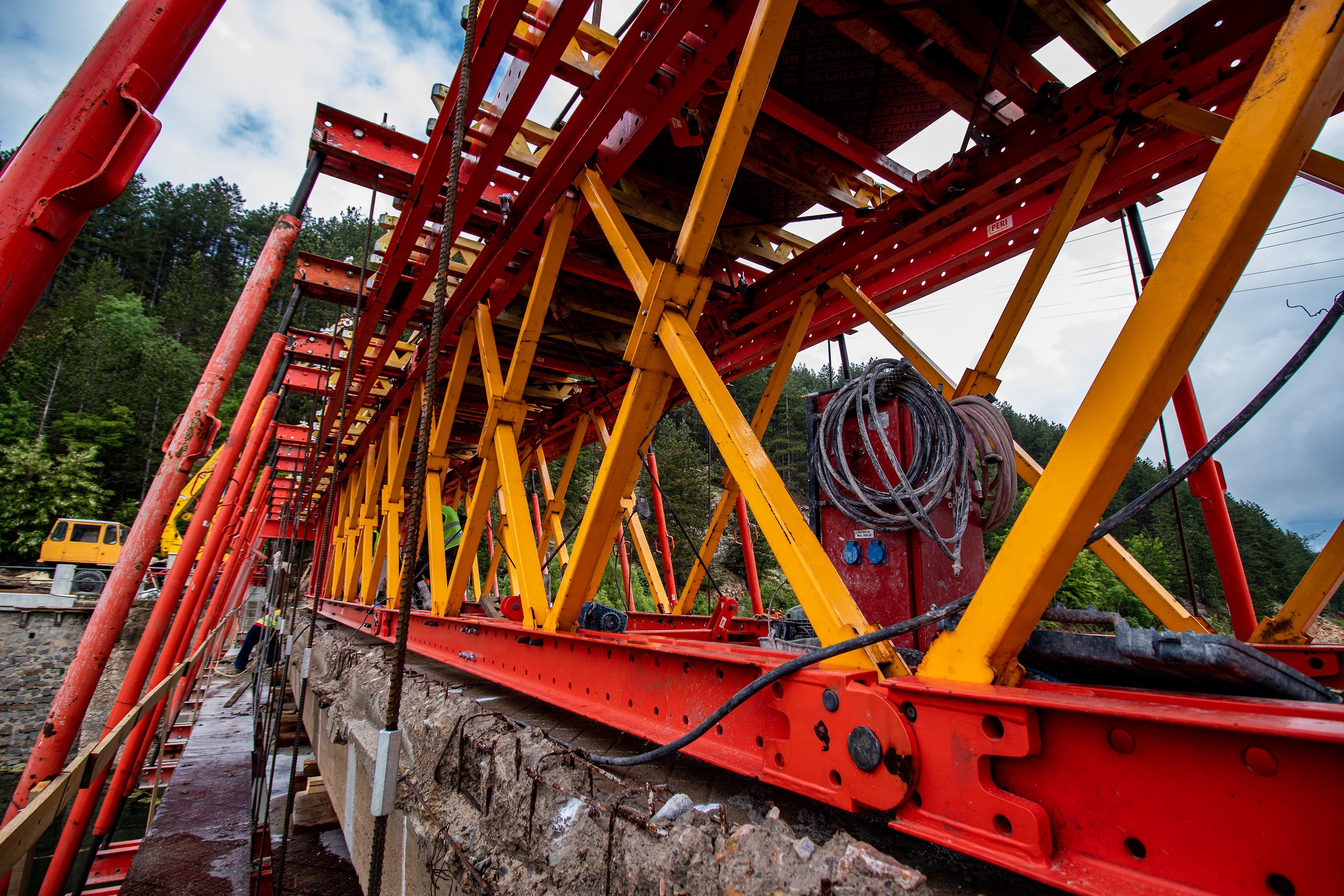 Окачване на носещите платформи към системата VRB 