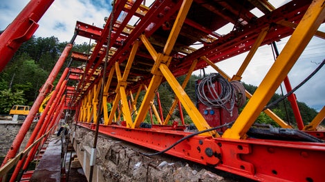 Окачване на носещите платформи към системата VRB 