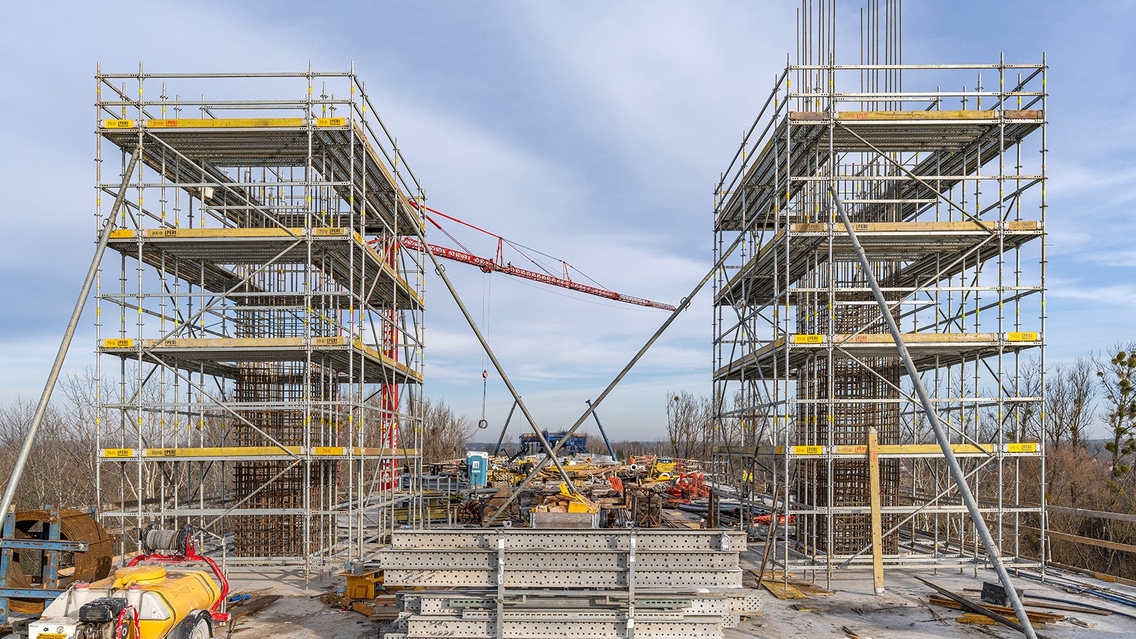 Most na rzece San w Stalowej Woli w ciągu DW 855. System PERI UP Flex MD w użyciu.