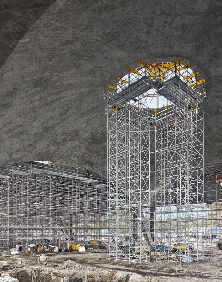 The PERI UP work scaffolding was adapted to suit the individual geometries for the refurbishment of a historical domed structure at a maritime museum in the Estonian capital of Tallinn.