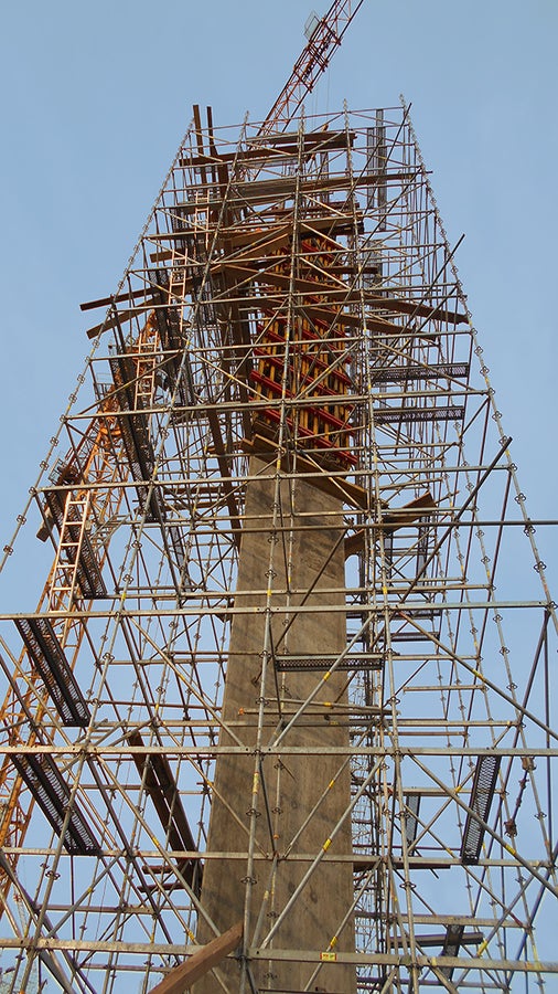 Конструкция узлов сопряжения опалубочных щитов не позволяла устанавливать их некорректно. Строитель, не имеющий опыта работы с опалубкой, мог выставить ее в проектное положение без потери качества и геометрии бетонной поверхности.