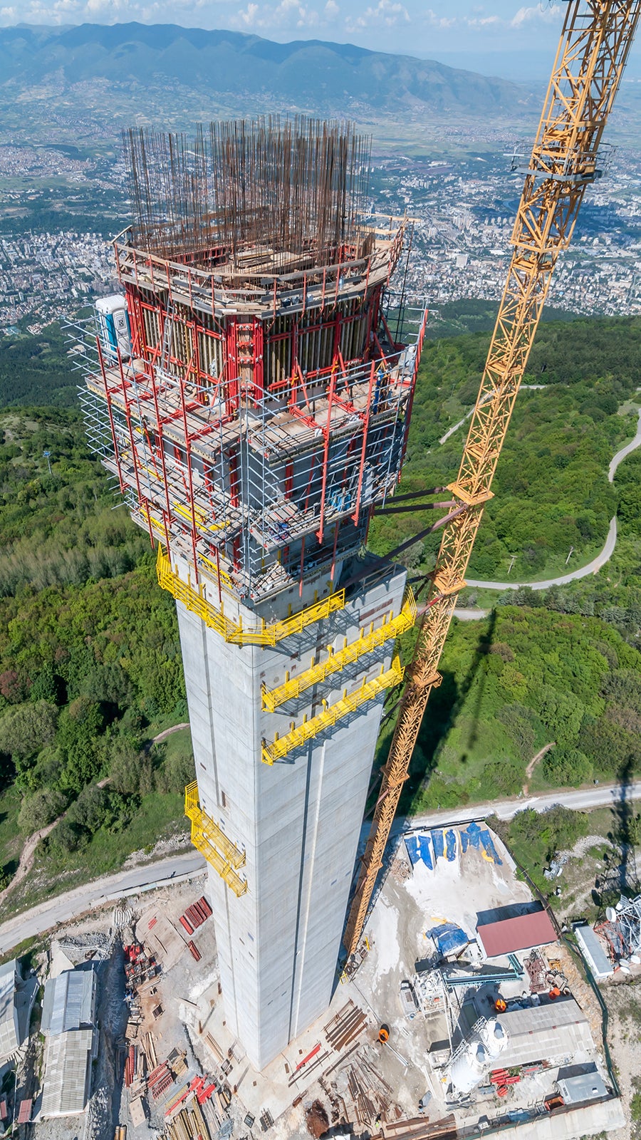 U svrhu realizacije ovako zahtevnog objekta bilo je potrebno osmisliti tehničko rešenje za izradu betonskog tela tornja konstantno promenljivog i nepravilnog poprečnog preseka.