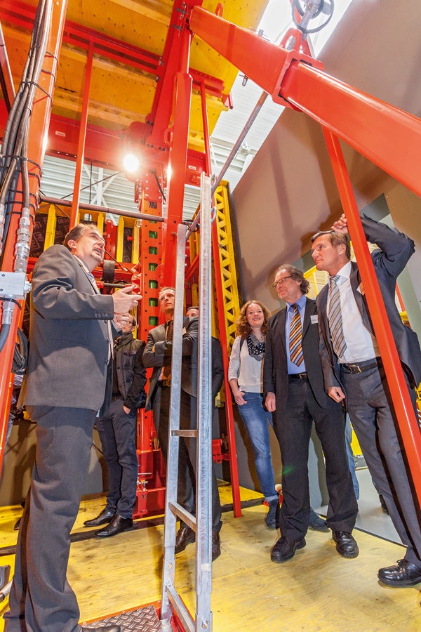 On the basis of the live product demonstrations, the professors were able to familiarize themselves in greater detail with the innovative solutions such as the ACS Core 400 core self-climbing formwork.