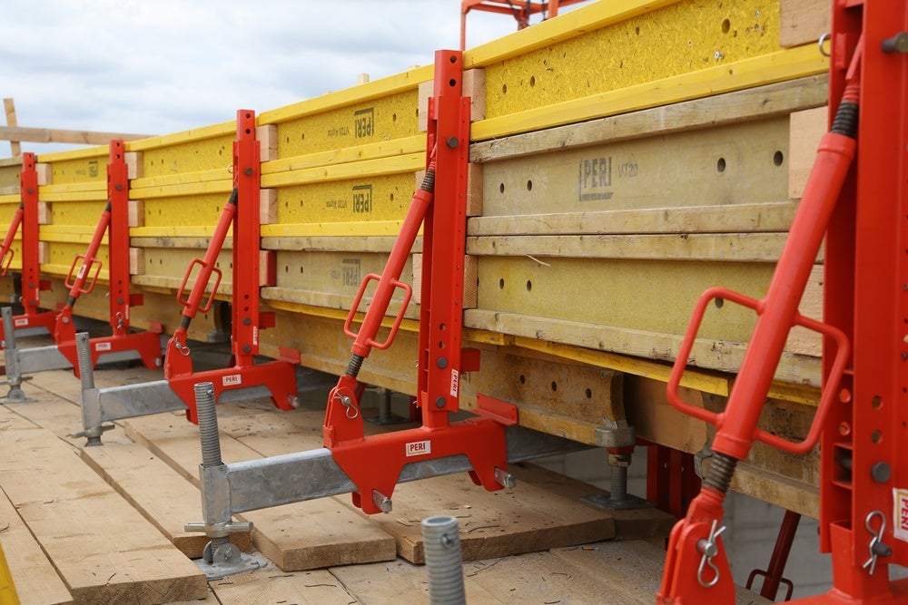 Einfaches Ein- und Ausschalen der Gesimskappenschalung durch den VGK Schalungsträger sowie einfache Montage der Bodenschalung bzw. der seitlichen Abschalung der Gesimskappe