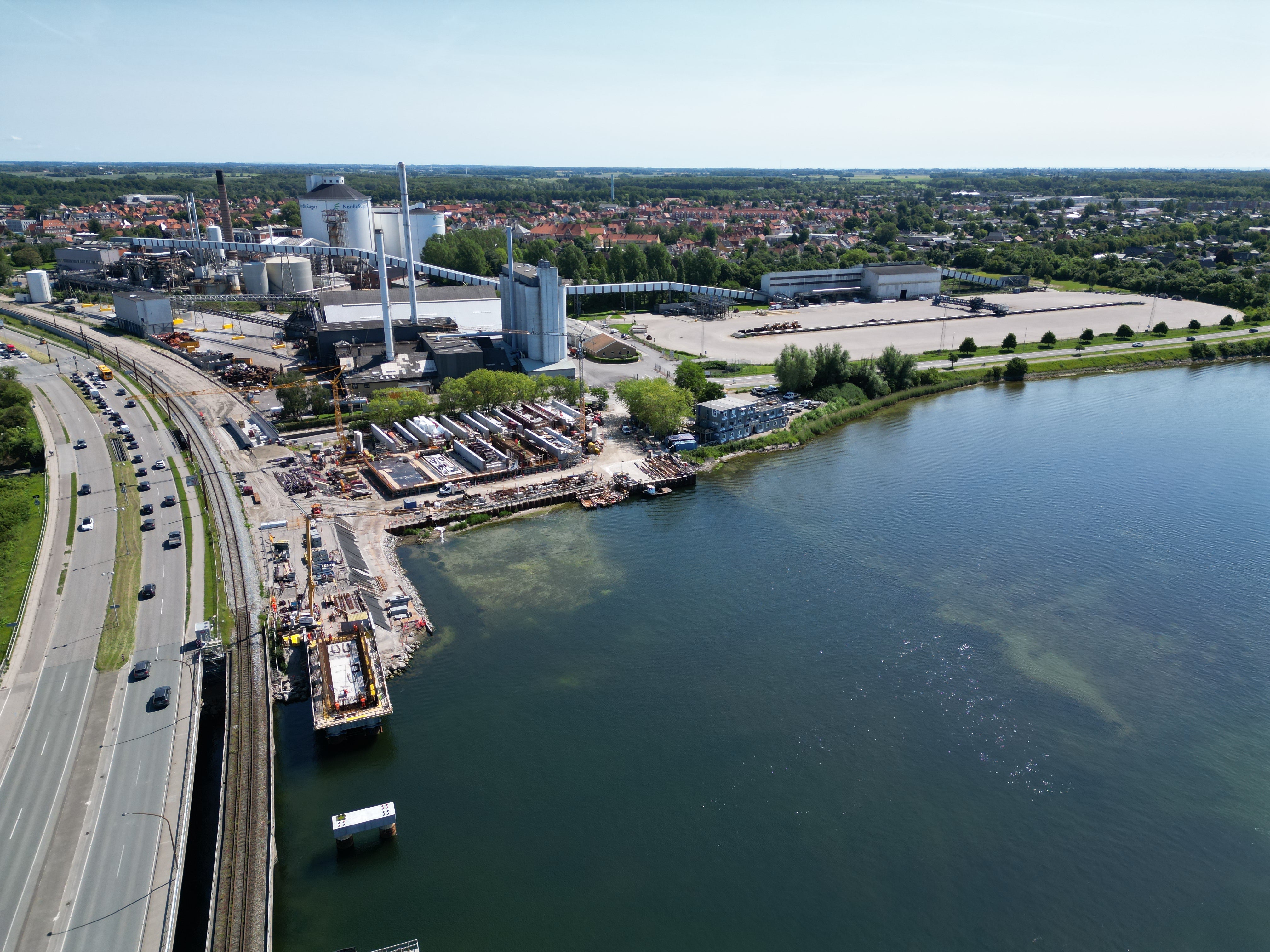 Produktion og støbning af de 13 brosektioner sker på land. Herefter skal de fragtes ud med pram og kranes på plads.