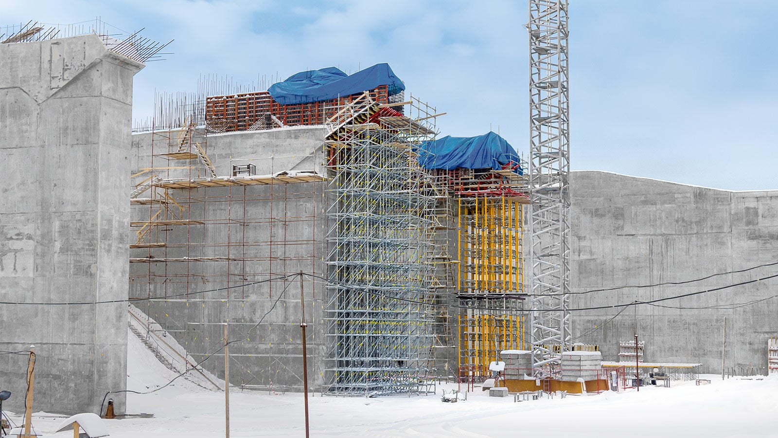 为巨型钢筋混凝土立柱上部，为悬挑结构提供由MULTIPROP与PERI UP组成的支撑方案，可靠地将荷载传递至地面。