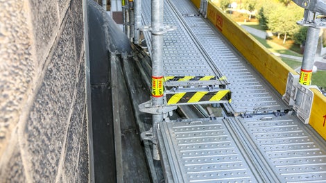 Elastyczność systemu PERI UP Flex przedstawiona w praktyce – jeden podest podniesiony i oznaczony, ze względu na geometrię dachu dzięki uniwersalnemu osprzętowi.