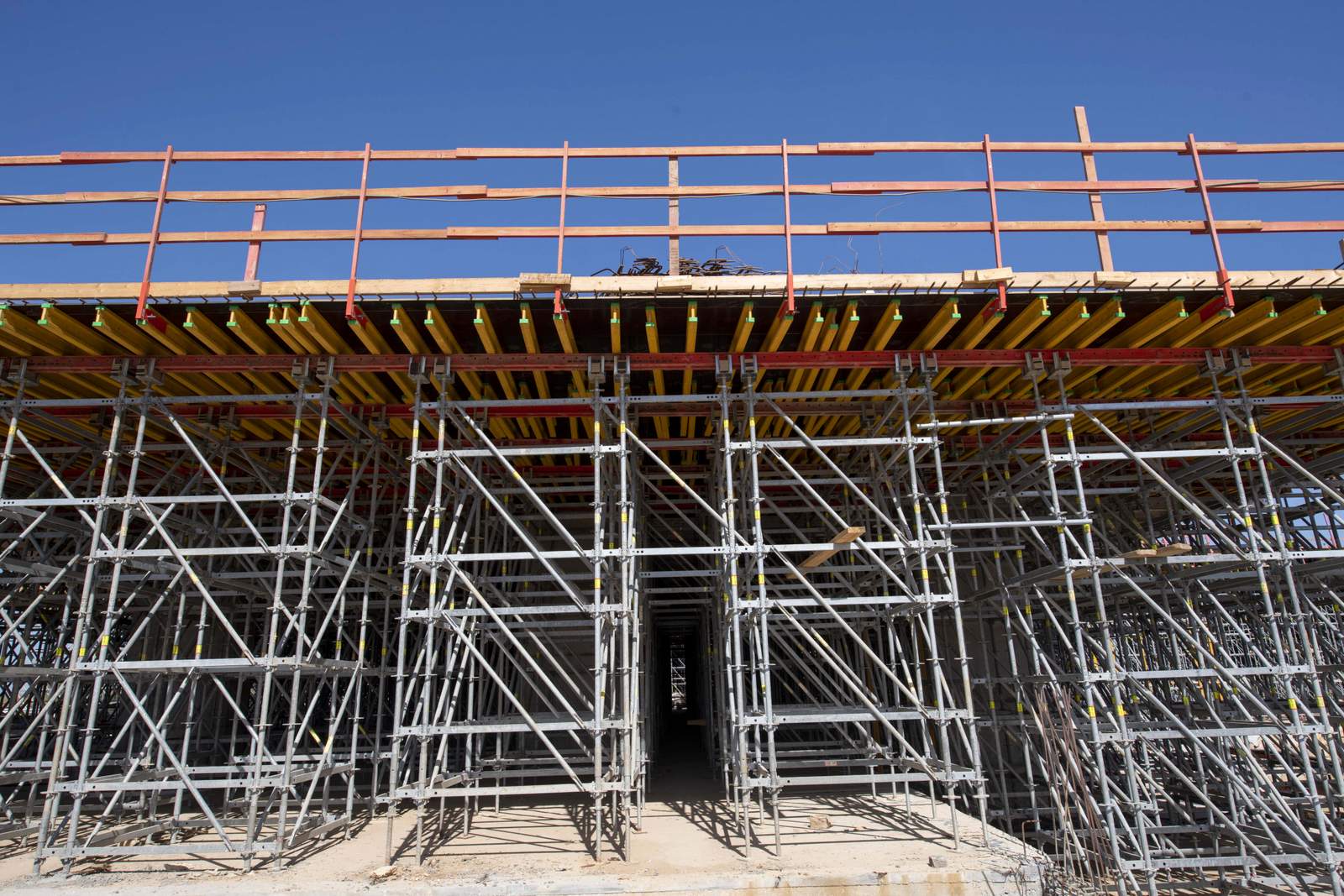 חזית מגדלי התמיכה - המגדלים מחוברים ליצירת קשיחות אופקית