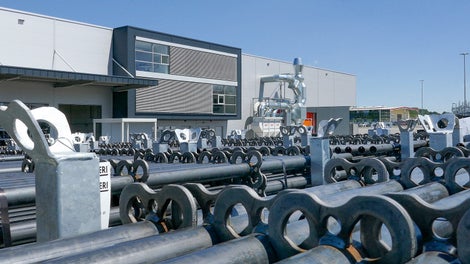 Wir forschen und entwickeln selbst und produzieren mit hohen Automatisierungsgraden für beste Qualität. Unsere zahlreichen Lagerstandorte weltweit bieten eine rasche Verfügbarkeit von Systemgeräten für Sie als Kunde und Ihr Projekt vor Ort.