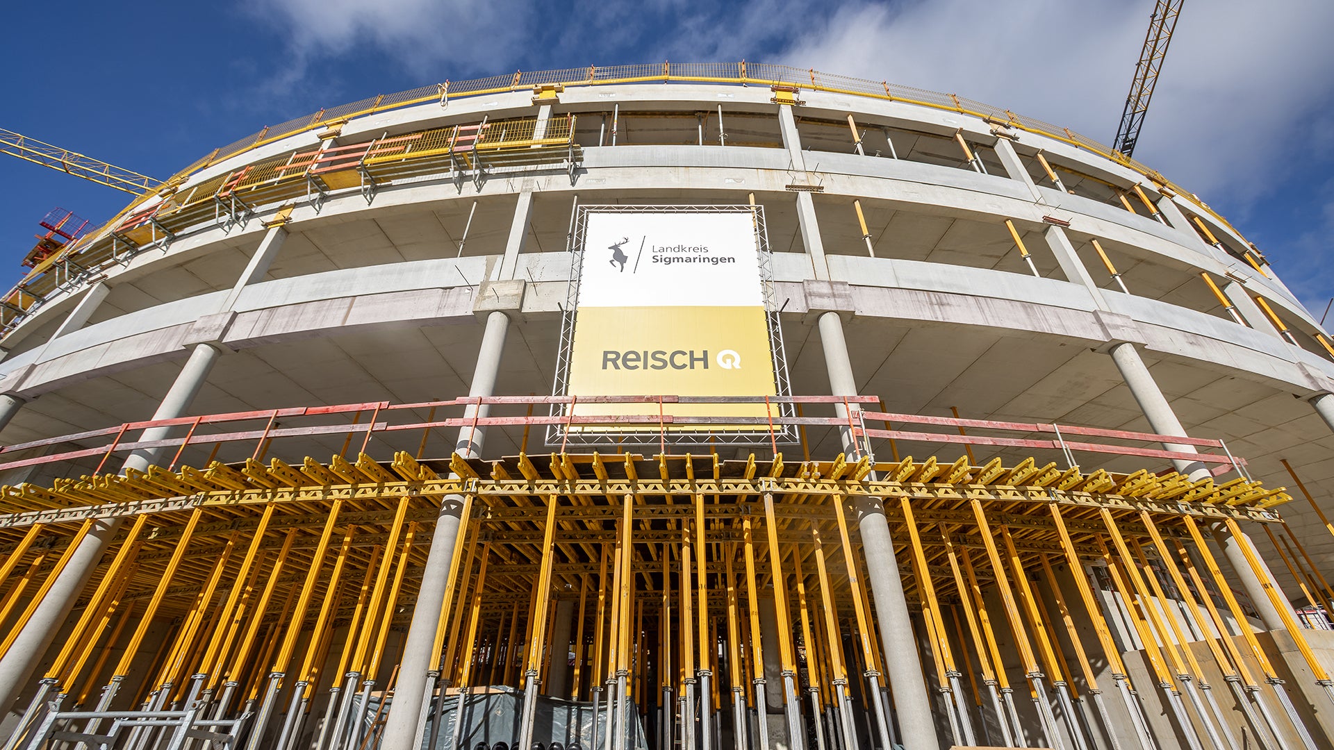 Stolze 90 m beträgt der Durchmesser des Kreisbaus, der auf drei bis vier Etagen verteilt die Unterrichtsbereiche und die Aula beinhaltet.