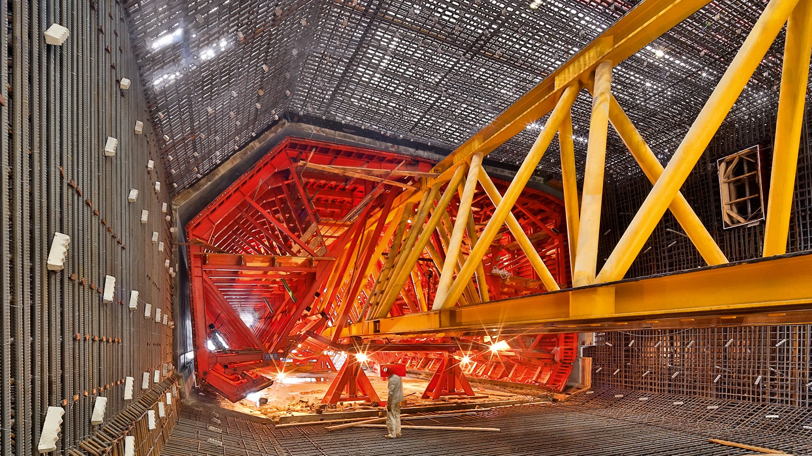 The internal formwork moves hydraulically over the launching beam into the reinforcement cages.