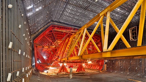 The internal formwork moves hydraulically over the launching beam into the reinforcement cages.