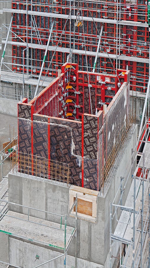 Les angles de levage MX permettent de déplacer rapidement des ensembles complets de coffrages de colonne. L’arrimage et le désarrimage s’effectuent aisément et en toute sécurité depuis la plate-forme de travail.