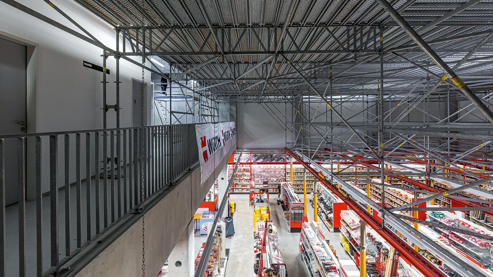 Der Übergang zur seitlichen Galerie wurde mithilfe des modularen PERI UP Flex Systemgitterträgers ULS realisiert.